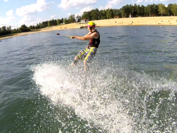 Wasserskifahrer auf dem Bernsteinsee in Stüde
