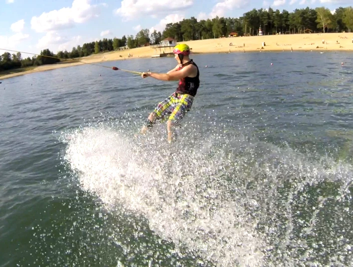Wasserskifahrer auf dem Bernsteinsee in Stüde