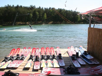 Wasserskier liegen am Bernsteinsee in der Südheide Gifhorn