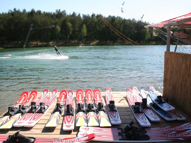 Wasserskier liegen am Bernsteinsee in der Südheide Gifhorn