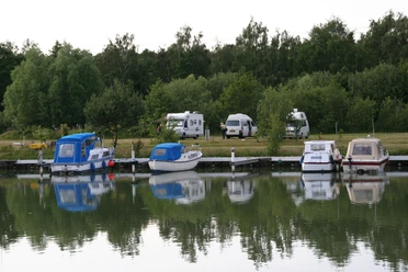 Blick auf Boote und Wohnmobilstellplatz Blick auf Boote und Wohnmobilstellplatz am Sportboothafen Wittingen