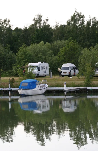Blick auf Boote und Wohnmobilstellplatz Blick auf Boote und Wohnmobilstellplatz am Sportboothafen Wittingen