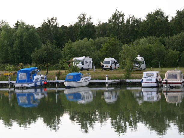 Blick auf Boote und Wohnmobilstellplatz Blick auf Boote und Wohnmobilstellplatz am Sportboothafen Wittingen