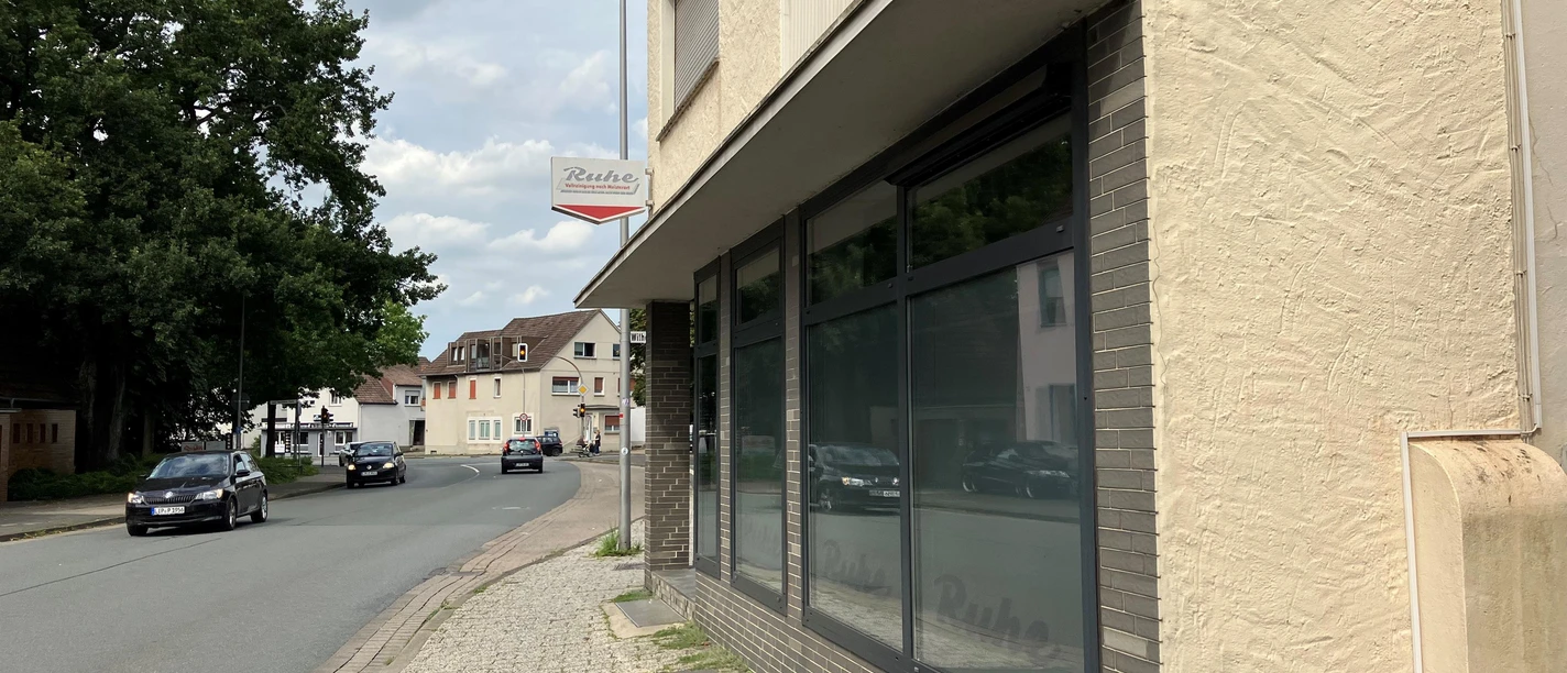 Fassade der Textilreinigung Ruhe an einer Straße mit Schaufenstern und Firmenschild