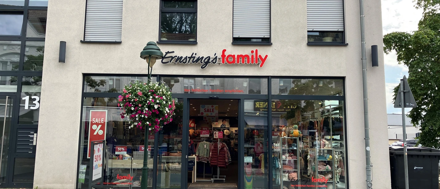 Eingang von Ernsting’s family Schötmar mit Schaufenstern und Sale-Schildern