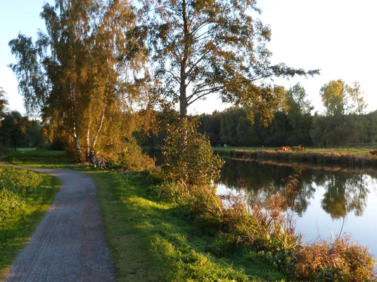 Hagenburger Kanal Ein ruhiger Weg führt entlang des Hagenburger Kanals mit Bäumen und einer friedlichen Wasseroberfläche.A quiet path leads along the Hagenburg Canal with trees and a peaceful water surface.En stille sti fører langs Hagenburgkanalen med træer og en fredelig vandoverflade.Een rustig pad leidt langs het Hagenburgkanaal met bomen en een vredig wateroppervlak.
