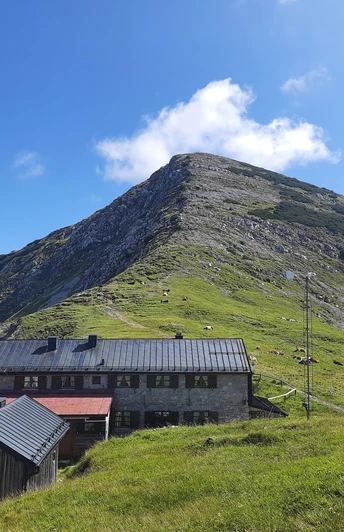 Weilheimer Hütte mit Krottenkopf