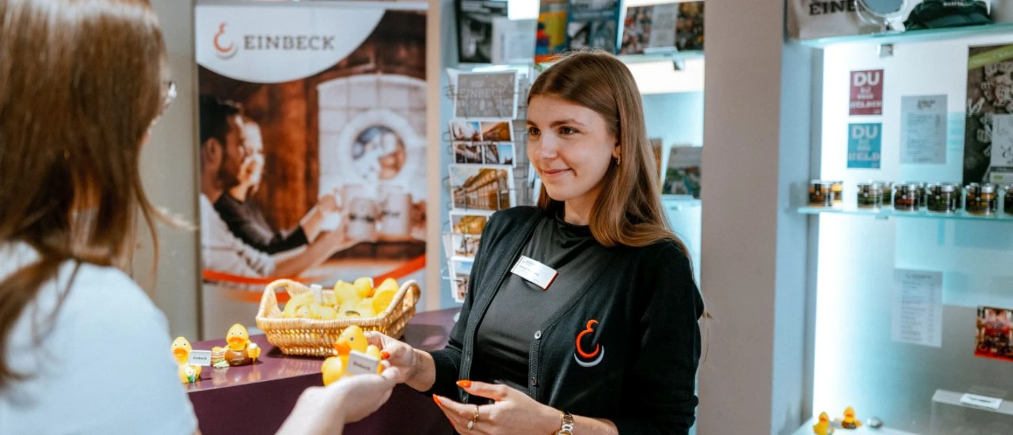 Tourist-Information im Eickeschen Haus Eine Mitarbeitende der Tourist-Info bei der Arbeit.