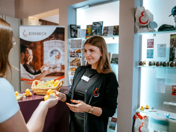 Tourist-Information im Eickeschen Haus Eine Mitarbeitende der Tourist-Info bei der Arbeit.