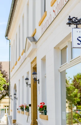 Borgholzhausen_Lebkuchen_Schulze_Teutoburger_Wald_pro_Wirtschaft_GT_Mario_Wallenfang.jpeg Schild mit Schriftzug am Ladencafe Schulze in Borgholzhausen