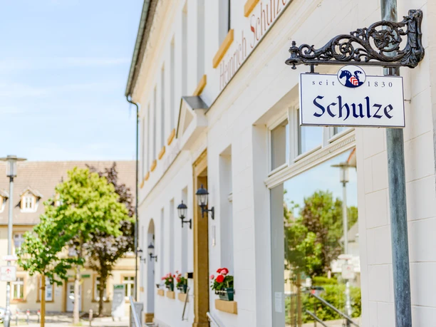 Borgholzhausen_Lebkuchen_Schulze_Teutoburger_Wald_pro_Wirtschaft_GT_Mario_Wallenfang.jpeg Schild mit Schriftzug am Ladencafe Schulze in Borgholzhausen