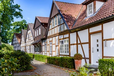 Versmold-Dorfkern Bockhorst.jpeg Fachwerkhäuser rund um die Ev. Dorfkirche in Versmold-Bockhorst