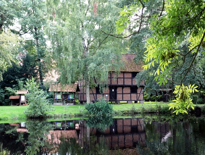 Teich am Haus der Landschaft Teich am Haus der Landschaft in KnesebeckPond at the House of Landscape in KnesebeckDammen ved Landskabets Hus i KnesebeckVijver bij het Huis van het Landschap in Knesebeck
