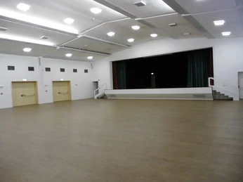 Saal Stadthalle Wittingen Saal mit Bühne Stadthalle Wittingen
