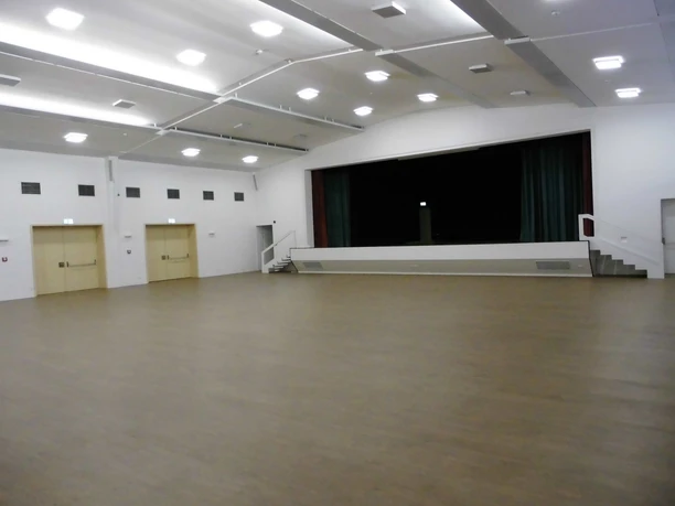 Saal Stadthalle Wittingen Saal mit Bühne Stadthalle Wittingen
