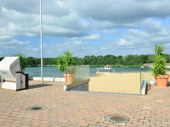 Blick von der Terrasse an den Strand am Bernsteinsee Blick von der Terrasse an den Strand am Bernsteinsee