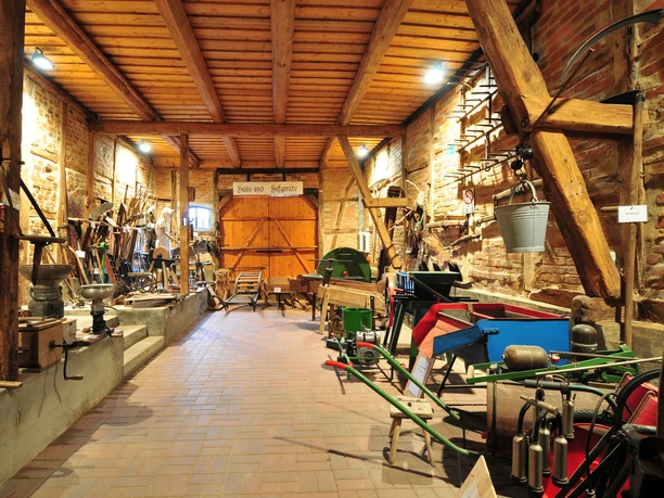 Museumsscheune im Dorf Lüben Ausstellung von landwirtschaftlichen Geräten in der Museumsscheune im Dorf Lüben