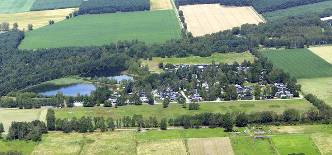 Luftbild vom Campingplatz SeerosenteichAerial view of the Seerosenteich campsiteLuftfoto af campingpladsen SeerosenteichLuchtfoto van camping Seerosenteich