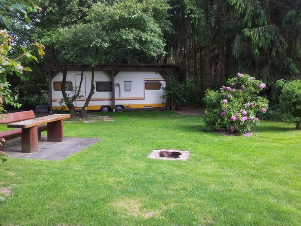 Caravan op de staanplaats op camping Alte Wassermühle