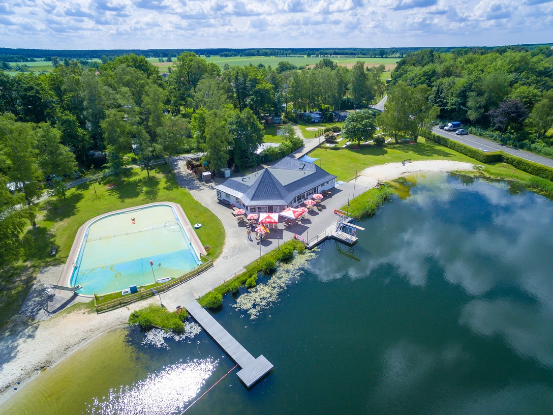 Campingplatz Knesebeck Blick auf das Strandbad Knesebeck mit Campingplatz Knesebeck, (C) Grüneflügel Luftaufnahmen