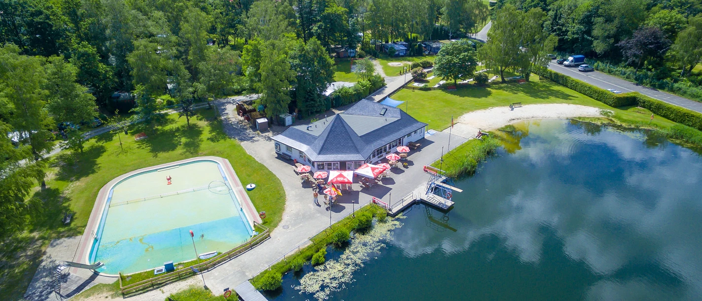 Campingplatz Knesebeck Blick auf das Strandbad Knesebeck mit Campingplatz Knesebeck, (C) Grüneflügel Luftaufnahmen