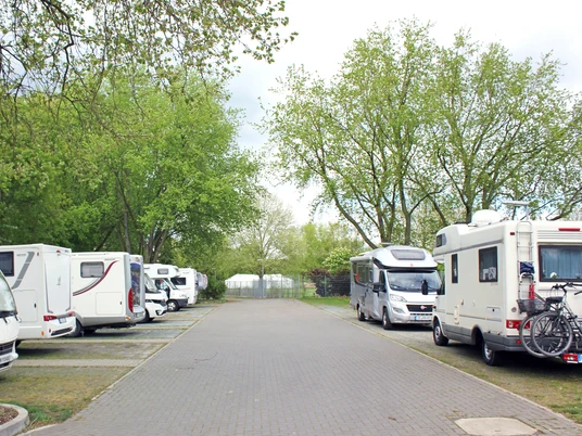 Wohnmobilstellplatz Allerwelle Blick auf den Wohnmobilstellplatz Allerwelle in GifhornView of the Allerwelle motorhome site in GifhornUdsigt over Allerwelle-autocamperpladsen i GifhornUitzicht op camperplaats Allerwelle in Gifhorn
