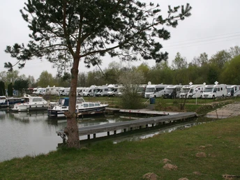 Sportboothafen Wittingen mit Wohnmobilstellplatz Blick auf den Sportboothafen und Wohnmobilstellplatz bei Wittingen