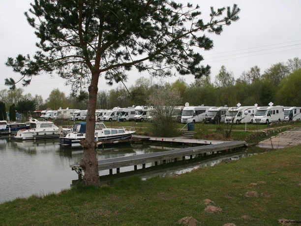Sportboothafen Wittingen mit Wohnmobilstellplatz Blick auf den Sportboothafen und Wohnmobilstellplatz bei Wittingen