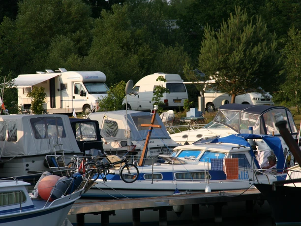 Wohnmobilstellplatz und Sportboothafen in Wittingen Blick auf den Wohnmobilstellplatz vom Sportboothafen bei Wittingen