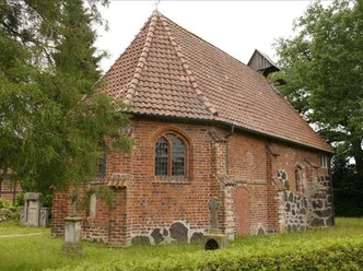 Kapelle in Esperke Historische Kapelle aus rotem Backstein mit Satteldach und Sprossenfenstern umgeben von grünem Rasen.
