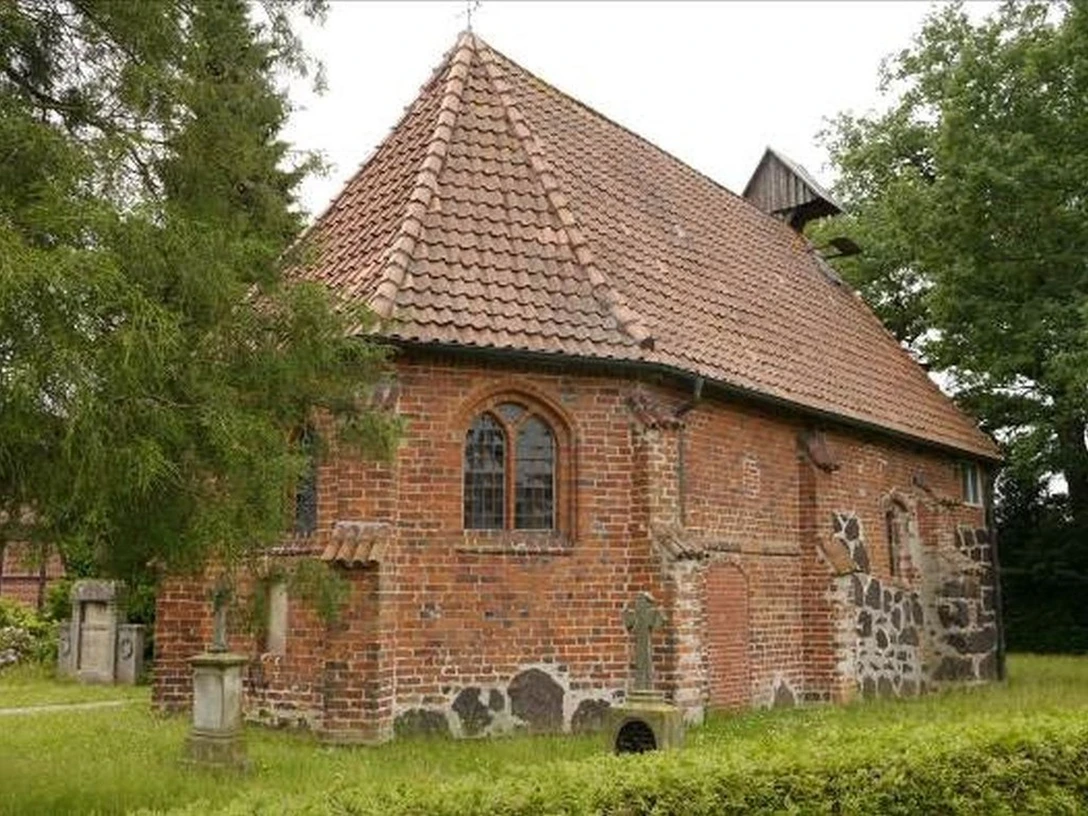 Kapelle in Esperke Historische Kapelle aus rotem Backstein mit Satteldach und Sprossenfenstern umgeben von grünem Rasen.