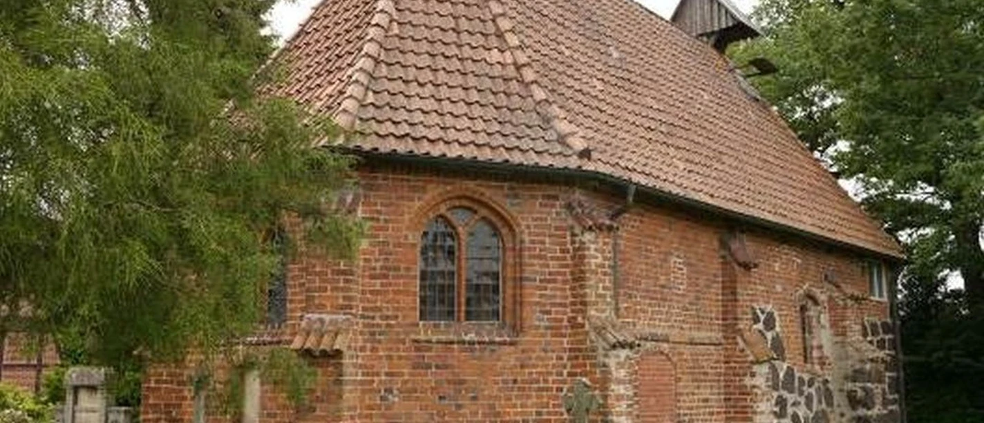 Kapelle in Esperke Historische Kapelle aus rotem Backstein mit Satteldach und Sprossenfenstern umgeben von grünem Rasen.