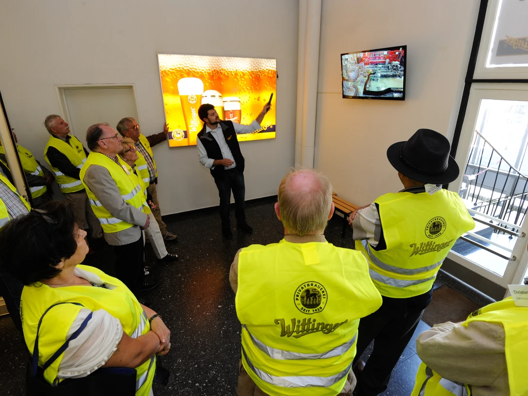 Wittinger Privatbrauerei - Führung Besuchergruppe bei einer Führung durch die Wittinger PrivatbrauereiGroup of visitors on a guided tour of the private brewery in WittingenGruppe af besøgende på en guidet tur i det private bryggeri i WittingenGroep bezoekers tijdens een rondleiding in de privébrouwerij in Wittingen