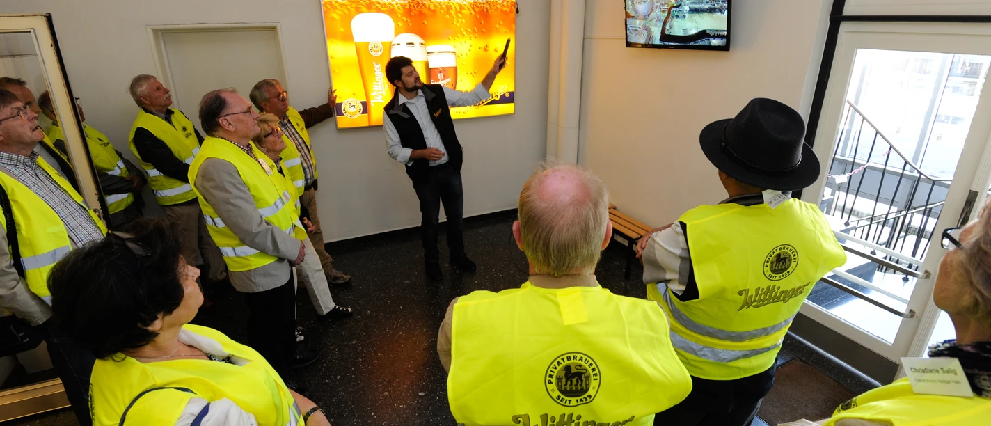 Wittinger Privatbrauerei - Führung Group of visitors on a guided tour of the private brewery in Wittingen