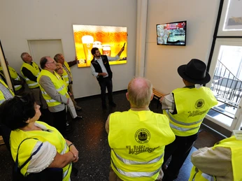 Wittinger Privatbrauerei - Führung Besuchergruppe bei einer Führung durch die Wittinger PrivatbrauereiGroup of visitors on a guided tour of the private brewery in WittingenGruppe af besøgende på en guidet tur i det private bryggeri i WittingenGroep bezoekers tijdens een rondleiding in de privébrouwerij in Wittingen