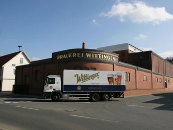 Brauerei Wittingen LKW der Wittinger Privatbrauerei steht vor dem Brauereigebäude in WittingenWittinger Privatbrauerei truck parked in front of the brewery building in WittingenWittinger Privatbrauerei lastbil parkeret foran bryggeriets bygning i WittingenVrachtwagen van Wittinger Privatbrauerei geparkeerd voor het brouwerijgebouw in Wittingen
