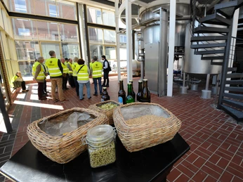 Führung in der Wittinger Privatbrauerei Besuchergruppe im Produktionsbereich in der Wittinger Privatbrauerei Visitor group in the production area of the private brewery in WittingenBesøgsgruppe i produktionsområdet på det private bryggeri i WittingenBezoekersgroep in de productieruimte van de particuliere brouwerij in Wittingen