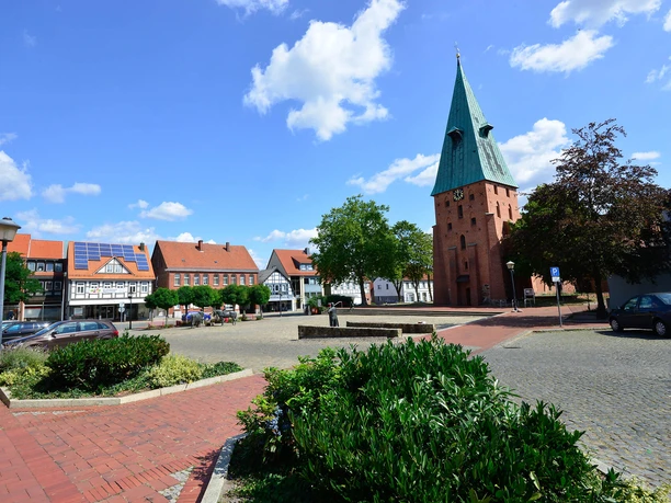 Blick auf die St. Stephanuskirche am Wittinger Marktplatz