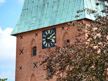 Kirchturm St. Stephanuskirche St. Stephanuskirche Wittingen mit Kirchturm mit Kirchturmuhr