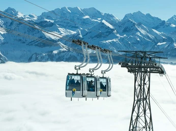niederhorn-gondeln-winter-nebelmeer-winterausfluege