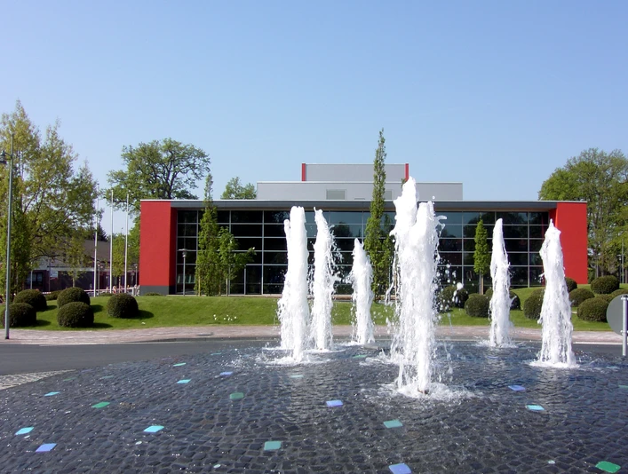 Blick auf die Stadthalle Gifhorn mit FontaineView of the Gifhorn town hall with fountainUdsigt over Gifhorns rådhus med springvandUitzicht op het gemeentehuis van Gifhorn met fontein