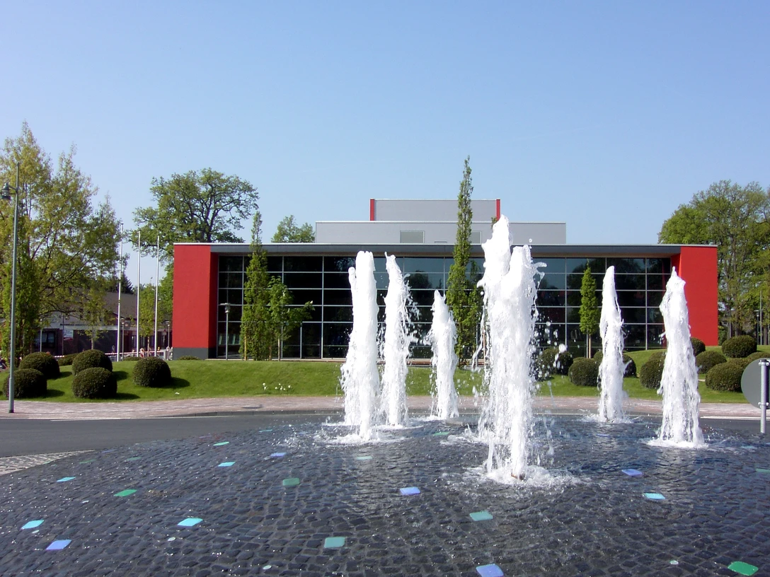 Stadthalle Gifhorn Blick auf die Stadthalle Gifhorn mit FontaineView of the Gifhorn town hall with fountainUdsigt over Gifhorns rådhus med springvandUitzicht op het gemeentehuis van Gifhorn met fontein