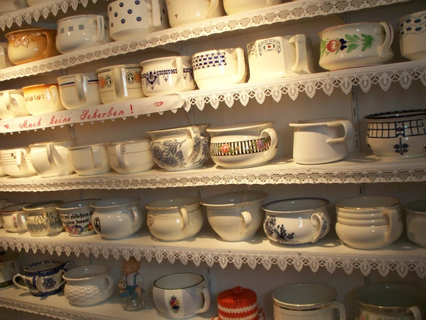 Nachttopfmuseum Wasbüttel Nachttöpfe in Regalen im Nachttopfmuseum Wasbüttel