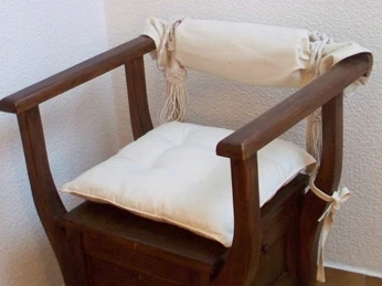 Nachttopfmuseum - hölzerner Nachtstuhl Hölzerner Nachtstuhl im Nachttopfmuseum Wasbüttel