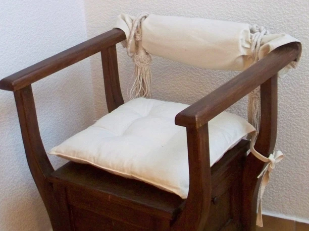 Nachttopfmuseum - hölzerner Nachtstuhl Hölzerner Nachtstuhl im Nachttopfmuseum Wasbüttel