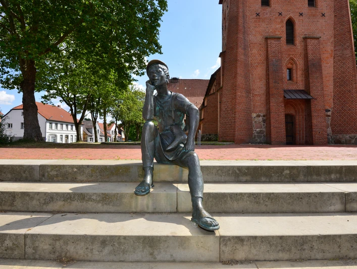 Schusterjunge vor der St. Stephanus Kirche Schusterjunge vor der St. Stephanus Kirche in Wittingen