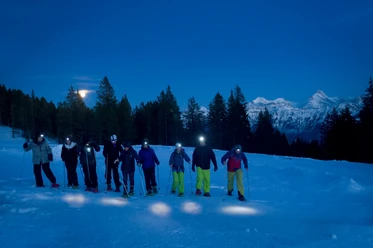 niederhorn-schneeschuhlaufen-winter-dunkel-stirnlampe-bergpanorama