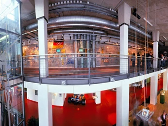 German Sport & Olympia Museum Panoramablick im Inneren des Sportmuseums mit moderner Architektur, farbenfrohem Boden und Ausstellungsstücken.Panoramic view inside the sports museum with modern architecture, colorful floor and exhibits.