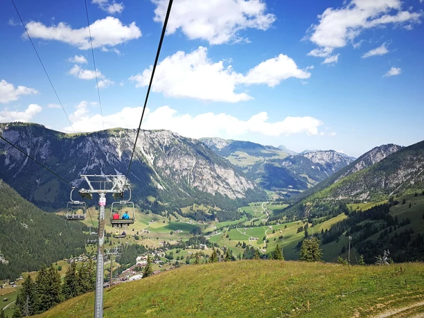 Aussicht vom Sessellift auf der Grimmialp hinunter ins Tal