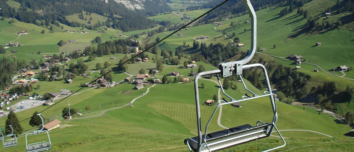 Die Sesselbahn Grimmialp im Sommer Sesselbahn mit Blick hinunter auf die Grimmialp